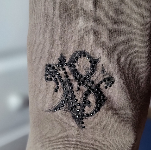 Velvet Stone Buckle Long Sleeve Top with Leopard Cross Design - Picture 4 of 6